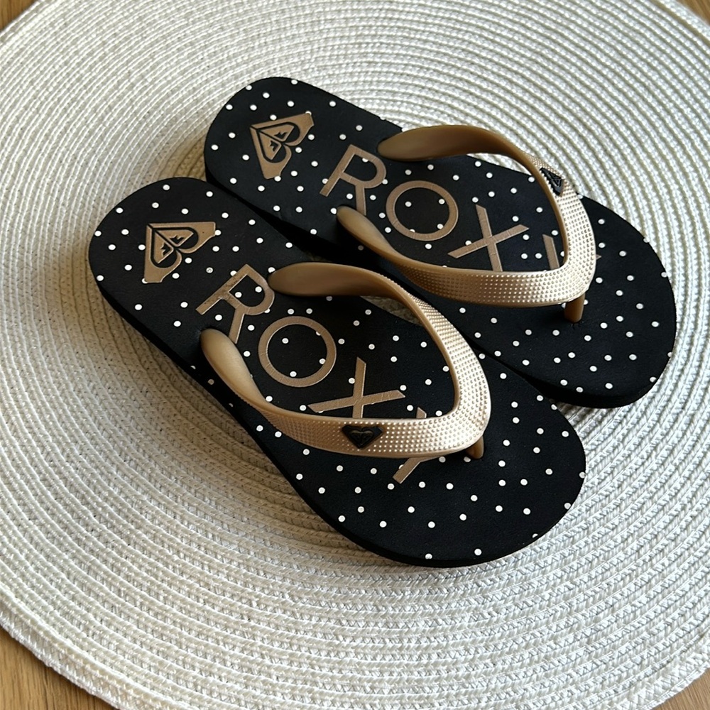 ☀️ROXY Gold Polka Dot Flip Flops☀️